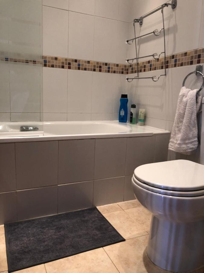 Charming 2 Bed Apartment Next To Cabopino Beach, Spain มาร์เบยา ภายนอก รูปภาพ